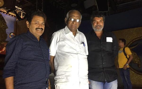 ‘தர்மபிரபு’ படப்பிடிப்பு தளத்தைப் பார்த்து பாராட்டிய இயக்குநர் மேதை எஸ்.பி.முத்துராமன்