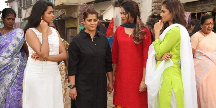 முதலையுடன் சண்டை போடும் நான்கு கதாநாயகிகள்!
