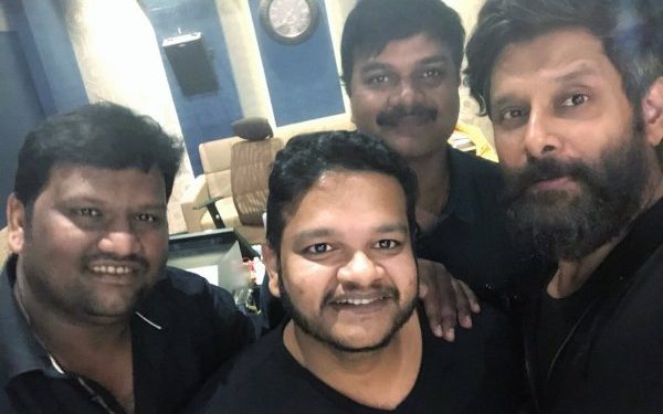 சிறப்பாக பாடிய சியான் விக்ரம்! களைகட்டும் கடாரம் கொண்டான்