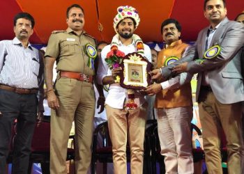 மக்கள் சேவகர் என்ற பட்டத்தை ஆரிக்கு வழங்கியது DR.R.K.S கல்லூரி