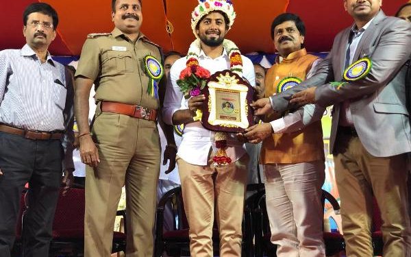 மக்கள் சேவகர் என்ற பட்டத்தை ஆரிக்கு வழங்கியது DR.R.K.S கல்லூரி