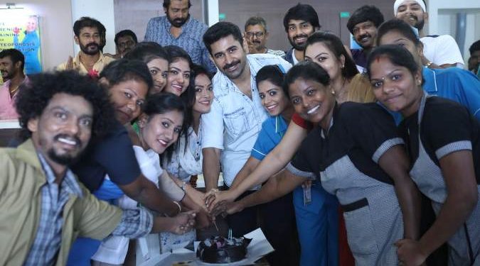 தமிழரசன் படப்பிடிப்பில் மகளிர் தினத்தை கேக் வெட்டி கொண்டாடிய விஜய்ஆண்டனி!