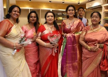 ஜவுளிக்கடை திறப்பு விழாவுக்கு வந்து குவிந்த நட்சத்திரங்கள்!