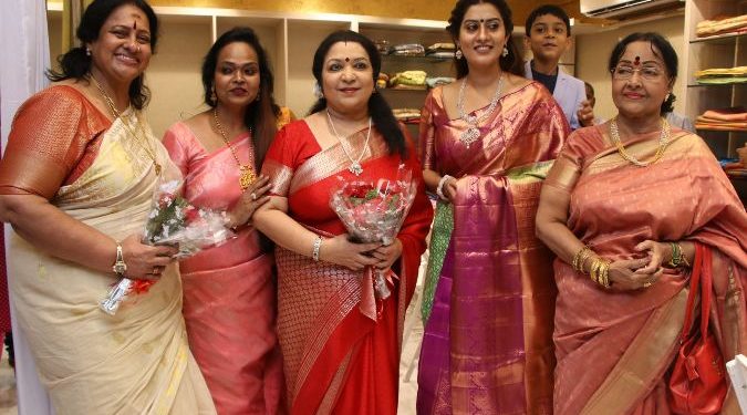 ஜவுளிக்கடை திறப்பு விழாவுக்கு வந்து குவிந்த நட்சத்திரங்கள்!