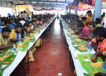 ஆட்டோ ஓட்டும் தொழிலார்களுக்கு  மே தினத்தனத்தை முன்னிட்டு பரிசுப்பொருட்கள் & மதிய உணவு வழங்கிய தளபதி விஜய் !