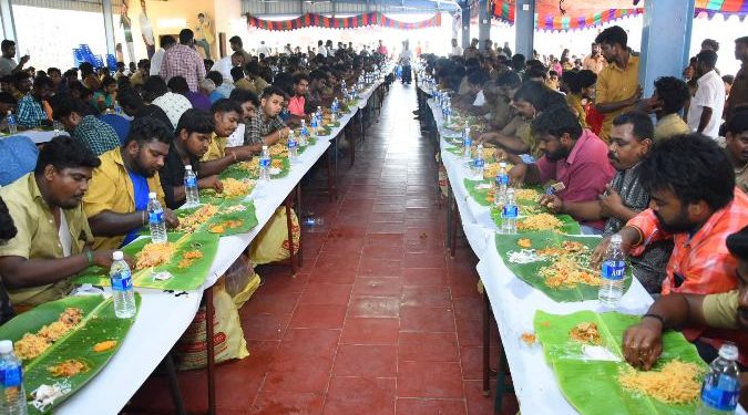 ஆட்டோ ஓட்டும் தொழிலார்களுக்கு  மே தினத்தனத்தை முன்னிட்டு பரிசுப்பொருட்கள் & மதிய உணவு வழங்கிய தளபதி விஜய் !