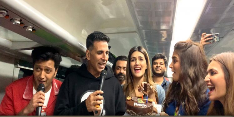 இந்திய சினிமா வரலாற்றில் தனித்துவமான விளம்பர யுக்தியை மேற்கொண்ட ஹவுஸ்ஃபுல்-4 படக்குழு !