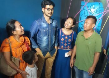 விஜய்யின் மெழுகு சிலையுடன் சுற்றுலா பயணிகளும், ரசிகர்களும் மகிழ்ச்சியுடன் புகைப்படங்கள்