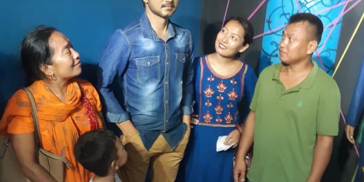 விஜய்யின் மெழுகு சிலையுடன் சுற்றுலா பயணிகளும், ரசிகர்களும் மகிழ்ச்சியுடன் புகைப்படங்கள்