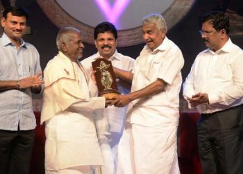“வணக்கத்துக்குரிய இசைமேதை ஹரிவராசனம் 2020” என்ற சிறப்பு விருதை இசைஞானி இளையராஜாவுக்கு கேரள அரசு வழங்குகிறது.