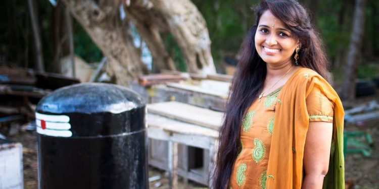 அமெரிக்காவில் அசத்தி வரும் தமிழ்ப் பாடகி பைரவி தண்டபாணி