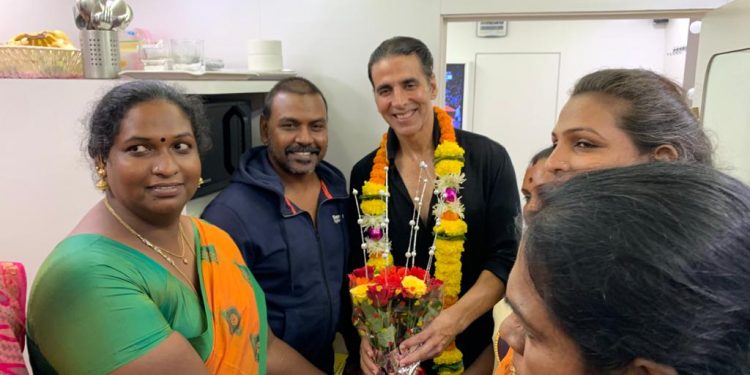 திருநங்கைகளுக்கு வீடுகள் கட்ட அக்ஷய்குமார் ஒன்றரை கோடி உதவி