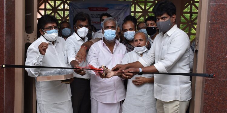 சென்னை அயனாவரத்தில் 150 படுக்கை வசதிகள் கொண்ட சாந்தா தேவி ஜவகர்மால்ஜி சந்தன் இலவச கொரோனா மையத்தை இந்து அறநிலையத் துறை அமைச்சர் சேகர் பாபு திறந்து வைத்தார்!!
