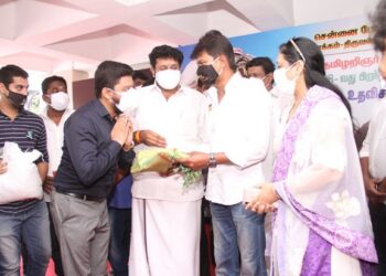 திமுக இளைஞர் அணி செயலாளரும், சேப்பாக்கம் தொகுதி சட்டமன்ற உறுப்பினருமான உதயநிதி ஸ்டாலின், Dr. Ajmal Dastagir, வர்ஷா அஸ்வினி மற்றும் விஷ்ணு பிரபு ஆகியோர்  200க்கும் மேற்பட்ட ஏழை எளிய மக்களுக்கு ஒரு மாதத்திற்கு தேவையான இலவச மளிகைப் பொருட்களை வழங்கினர்.!!