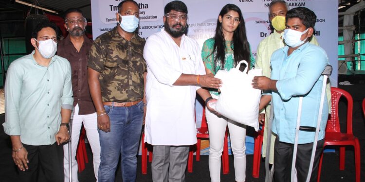 ஒலிம்பிக் தினத்தை முன்னிட்டு தமிழ்நாடு பாரா ஒலிம்பிக் சங்கத்தின் சார்பில் 60 மாற்றுத்திறனாளி விளையாட்டு வீரர்களுக்கு அத்தியாவசிய மளிகைப் பொருட்கள் கொடுக்கப்பட்டன.
