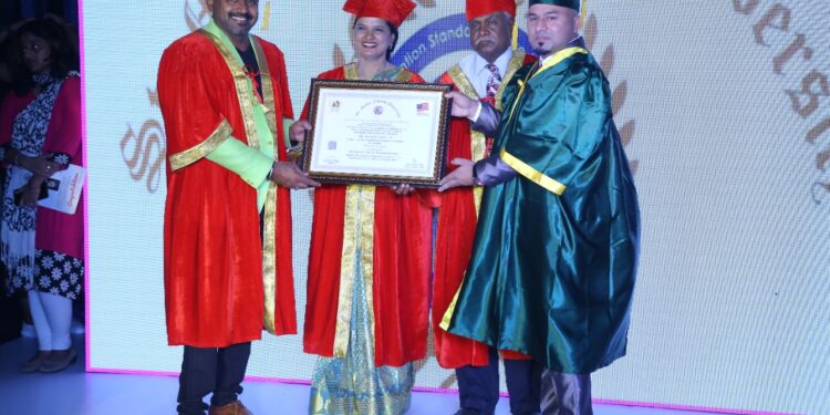 ஃபேஷன் துறையில் சாதனைகள் பல புரிந்துள்ள ஊட்டியைச் சேர்ந்த சதீஷ்குமாருக்கு, ஆஸ்திரேலியாவின் புனித அன்னை தெரசா பல்கலைக்கழகம் சார்பில் கவுரவ டாக்டர் பட்டம் வழங்கப்பட்டது.